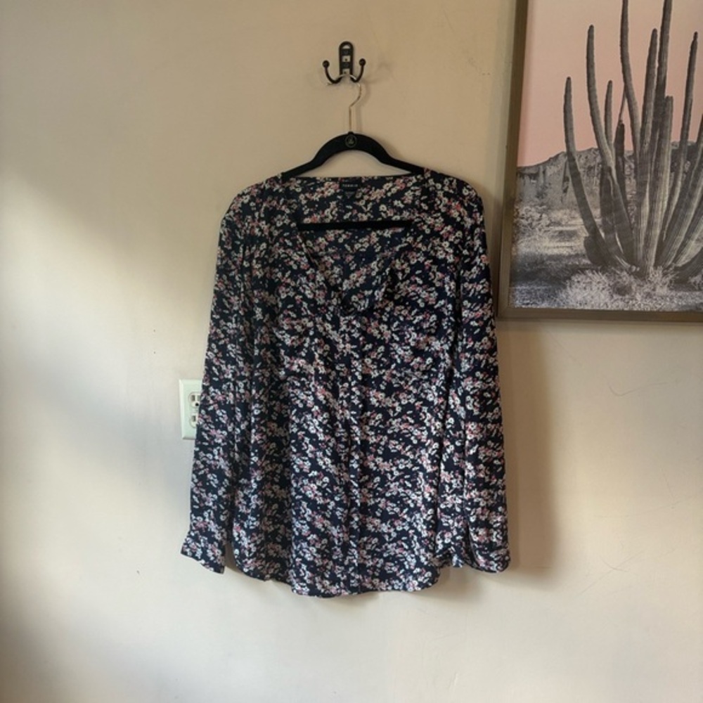 ❤️FINAL SALE❤️ Torrid Navy Blue Floral Print Roll-Tab Sleeve Blouse Size 2X